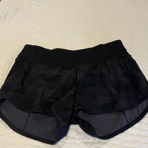 Speed-up Mid Rise 2.5” length. Camo print, size 6.